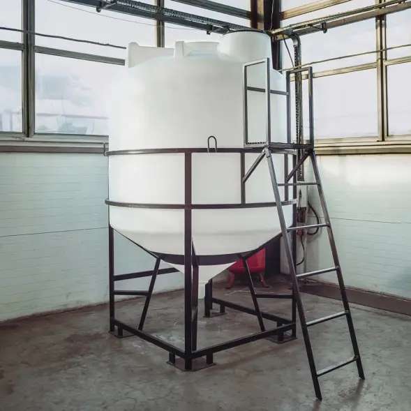 Емкость ЦКТ 5000 л с патрубком 90мм с фланцем под плотность до 1,2 г/см3 белая в обрешетке