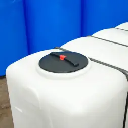 Емкость KR 4000л с 2 патрубками 90 и 63 мм белая с откидной крышкой в обрешетке (полный слив)