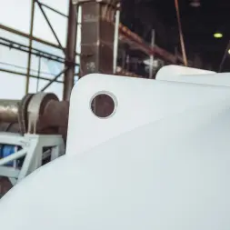 Емкость ЦКТ 5000 л с патрубком 90мм с фланцем под плотность до 1,2 г/см3 белая в обрешетке с лестницей