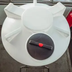 Емкость ЦКТ 5000 л с патрубком 90мм с фланцем под плотность до 1,2 г/см3 белая в обрешетке с лестницей