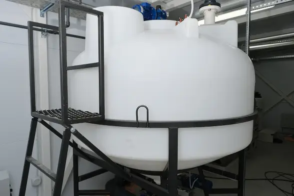 Емкость ЦКТ 3000 л с патрубком 110мм под плотность до 1,2 г/см3 белая в обрешетке с лестницей