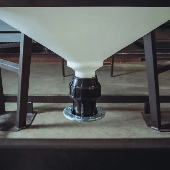 Емкость ЦКТ 3000 л с патрубком 110мм под плотность до 1,2 г/см3 белая в обрешетке с лестницей