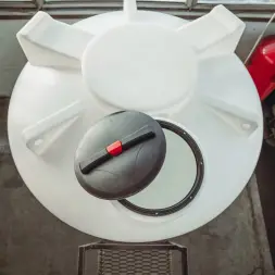 Емкость ЦКТ 5000 л с патрубком 110мм с фланцем под плотность до 1,5 г/см3 белая в обрешетке с лестницей