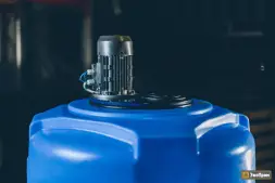 Емкость T 2000 синий с турбинной мешалкой