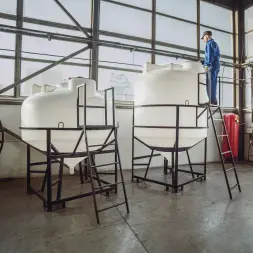 Емкость ЦКТ 5000 л с патрубком 90мм с фланцем белая в обрешетке