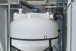 Емкость ЦКТ 3000 л с патрубком 90мм с фланцем белая в обрешетке