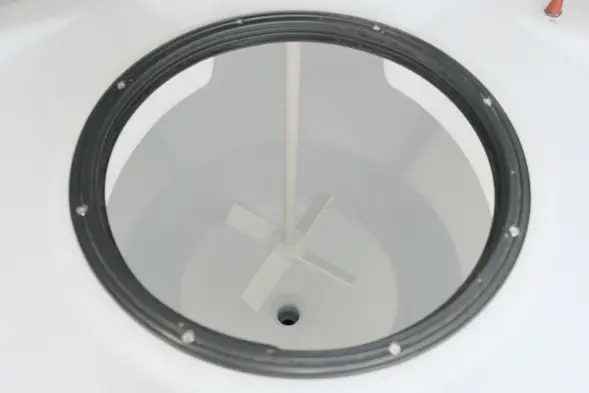 Емкость ЦКТ 3000 л с патрубком 90мм с фланцем белая в обрешетке