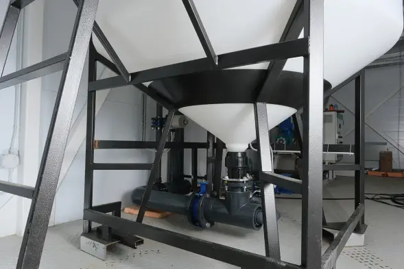 Емкость ЦКТ 3000 л с патрубком 160мм с фланцем белая в обрешетке