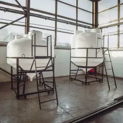 Емкость ЦКТ 5000 л с патрубком 90мм с фланцем под плотность до 1,5 г/см3 белая в обрешетке с лестницей