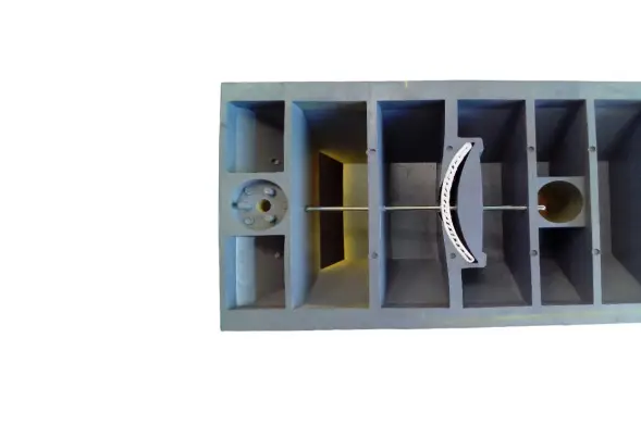 Делиниатор дорожный резиновый ДДР-610 (сепаратор) со столбиком сигнальным с белыми светоотражающими полосами и светофильтром (красные полосы)