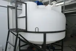 Емкость ЦКТ 3000 л с патрубком 160мм под плотность до 1,5 г/см3 белая в обрешетке с лестницей