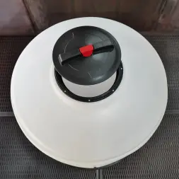 Емкость ФМ 500 л под плотность до 1,5 г/см3 белая в обрешетке