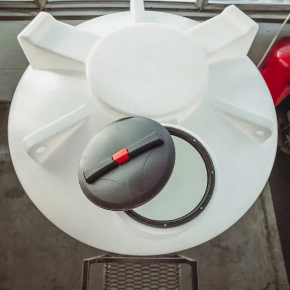 Емкость ЦКТ 5000 л с патрубком 160мм под плотность до 1,2 г/см3 белая в обрешетке с лестницей